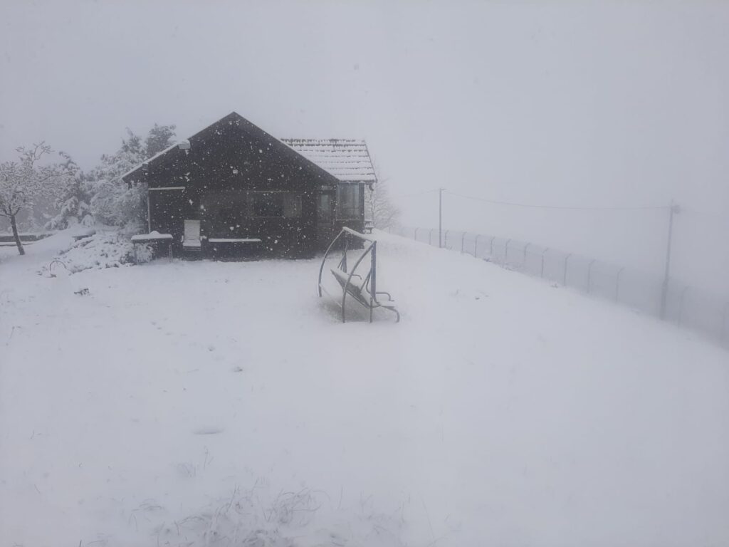 צימרים בחרמון – בקתות קסם חרמון בשלג עם נוף חורפי מרהיב